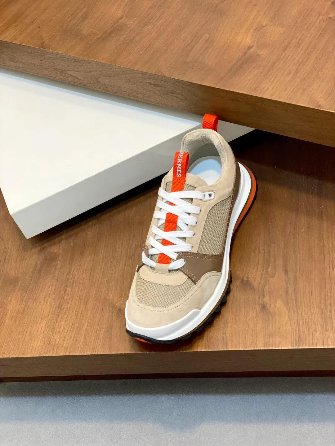 Men's men's shoes 💰700 HERMES/Hermès Leader sneakers! Tech twill, calfskin and suede goatskin sneakers featuring paneled multicolor twill, calfskin and suede. Lightweight geometric sole for a stylish urban look. Product details: White and orange rubber sole Black rubber sole with orange rubber insert Light natural leather insert White rubber toe cap Beige lambskin insole and lining Cotton strap, rubber lettering Sole height: 4cm Size: 39-40-41-42-43-44 (customized at 38.45)